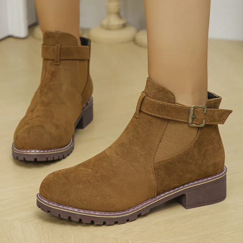 Damen kurze Ankle-Boots im Vintage-Velours-Look mit Schnallenriemen und profilierter Gummisohle – Varelle